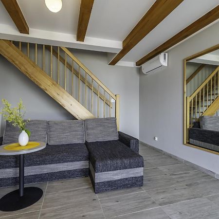 Frajda Domki - Apartamenty 6-Osobowe - Salon I Dwie Sypialnie Oraz Studia 4-Osobowe - Pokoj Z Aneksem Kuchennym Rewal Buitenkant foto