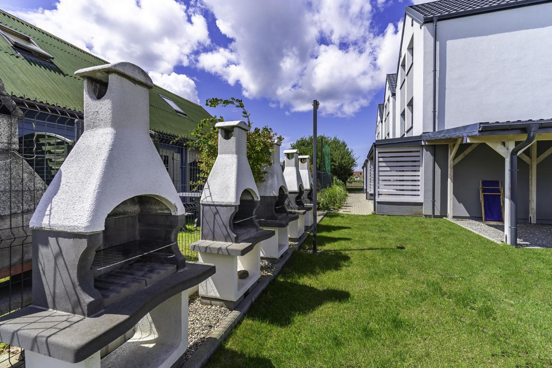 Frajda Domki - Apartamenty 6-Osobowe - Salon I Dwie Sypialnie Oraz Studia 4-Osobowe - Pokoj Z Aneksem Kuchennym Rewal Buitenkant foto